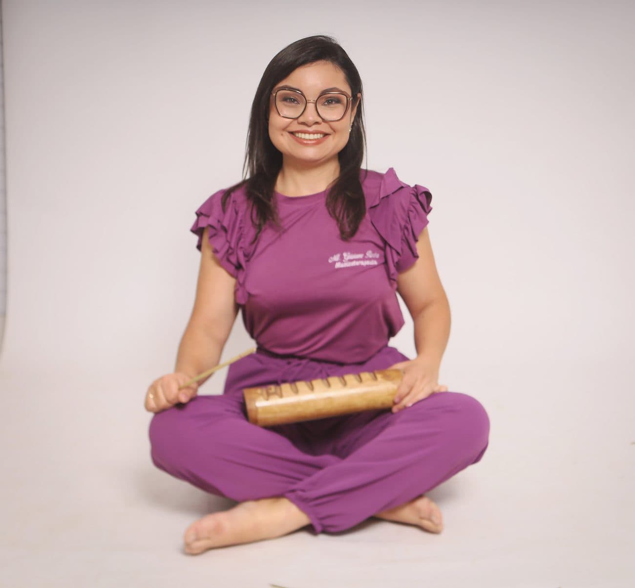 Geisiane Rocha com instrumentos de percussão